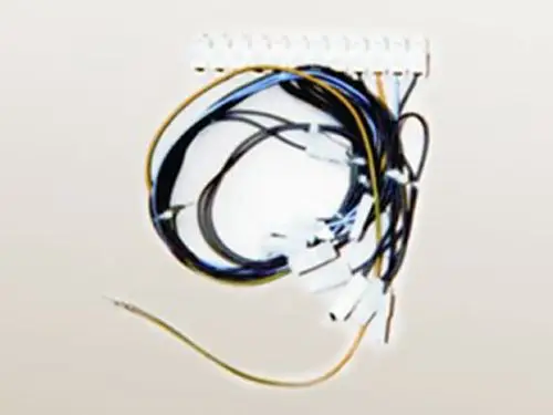 Verkabelung mit verschiedenen Drähten und Steckverbindern, abgebildet auf einem hellen Hintergrund. Bestandteil des Remeha Systems.